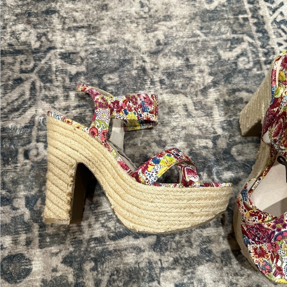 Rebels Red and Pink platform Sandals with Floral Design size 11 - Picture 2 of 7